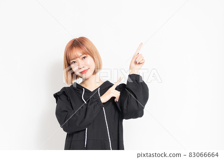 年輕女子用手指顯示點 83066664