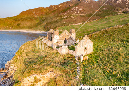 The remains of the 1790 to 1805 kelp factory Teach Dearg or the Red House at Crohy head near Maghery, Dunloe, County Donegal - Ireland 83067068