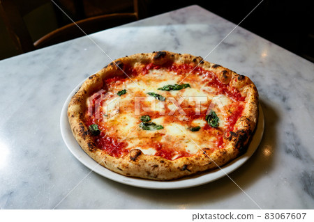 Neapolitan pizza (Margherita) 83067607