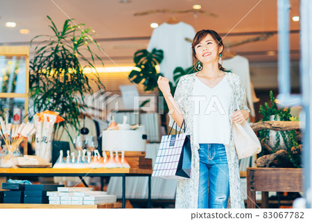 Young woman shopping Young woman shopping 83067782