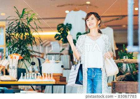 Young woman shopping 83067783