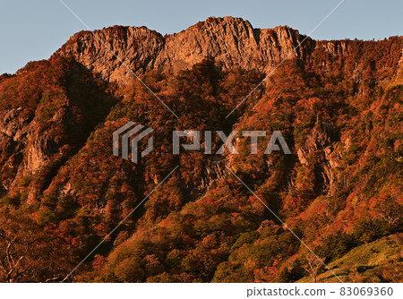 日本西部四國最高山石槌山，秋日日出 83069360