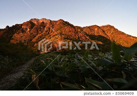 日本西部四國最高山石槌山，秋日日出 83069409