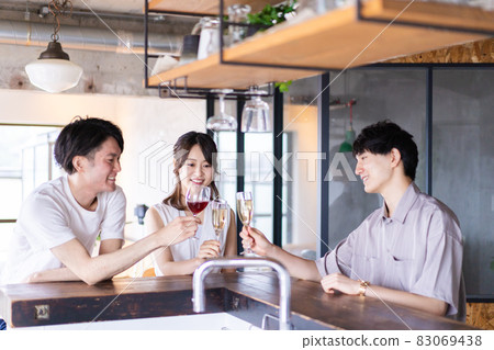 年輕人在酒吧喝酒 83069438