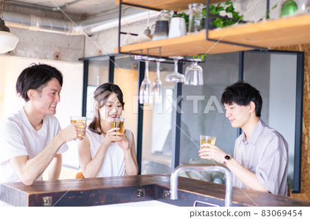 年輕人在酒吧喝酒 年輕人在酒吧喝酒 83069454