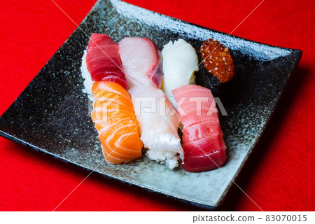  Hand-rolled sushi  83070015