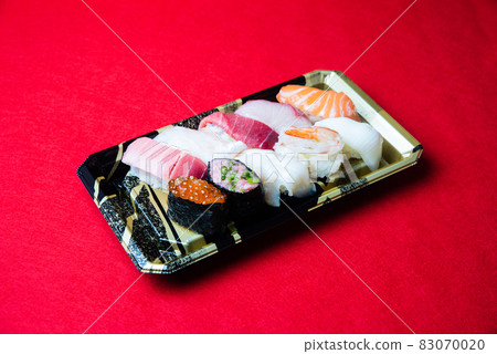  Hand-rolled sushi  83070020