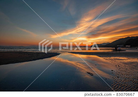 日落和新舞子海岸的倒影 日落和新舞子海岸的倒影 83070667