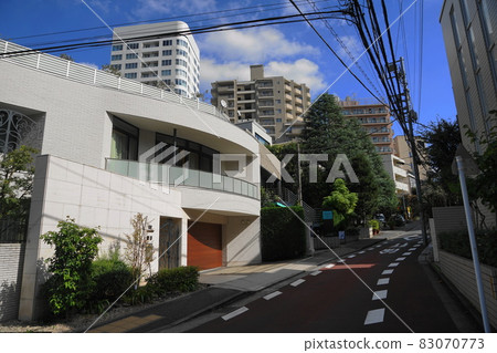 October 1109 Hojozaka, Nishi-Azabu 3-chome, Azabu 5-chome, Minato-ku October 1109 Hojozaka, Nishi-Azabu 3-chome, Azabu 5-chome, Minato-ku 83070773