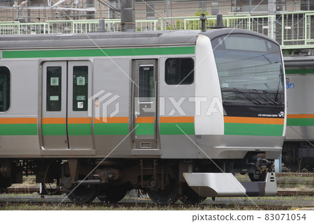 停泊在尾久車輛中心的上野東京線E233系列列車 83071054