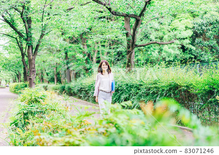 走與文件的年輕女商人 走與文件的年輕女商人 83071246