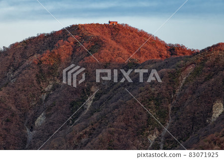 From Tanzawa Omote Ridge / Sannoto to Mt. Tonodake at sunrise From Tanzawa Omote Ridge / Sannoto to Mt. Tonodake at sunrise 83071925
