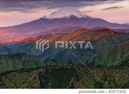 Mountain range and Mt. Fuji shining from the Tanzawa Omote Ridge / Sannoto 83071926