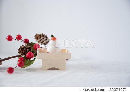 New Year decorations with red fruits on kagami mochi and pine cones 83071971
