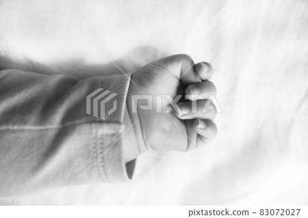 Baby's hand black and white Baby's hand black and white 83072027