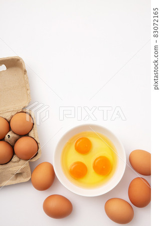 Fresh eggs in a paper carton Fresh eggs in a paper carton 83072165