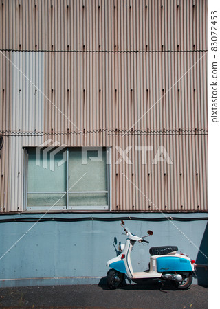 Abandoned motorcycle 83072453