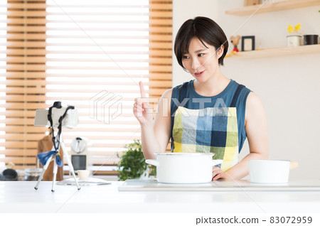 一位女士在廚房錄製烹飪視頻 一位女士在廚房錄製烹飪視頻 83072959