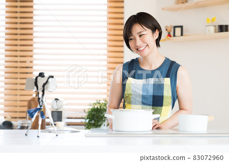 一位女士在廚房錄製烹飪視頻 83072960