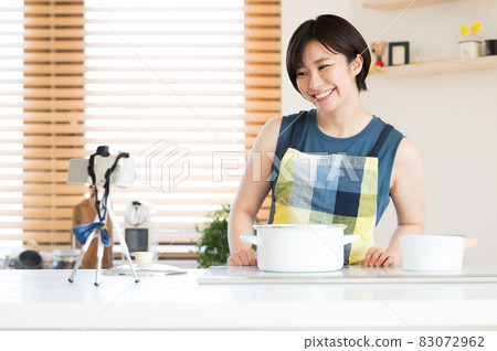 一位女士在廚房錄製烹飪視頻 一位女士在廚房錄製烹飪視頻 83072962