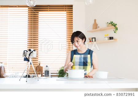 一位女士在廚房錄製烹飪視頻 一位女士在廚房錄製烹飪視頻 83072991