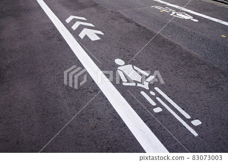 在東京道路上繪製的自行車標記 在東京道路上繪製的自行車標記 83073003