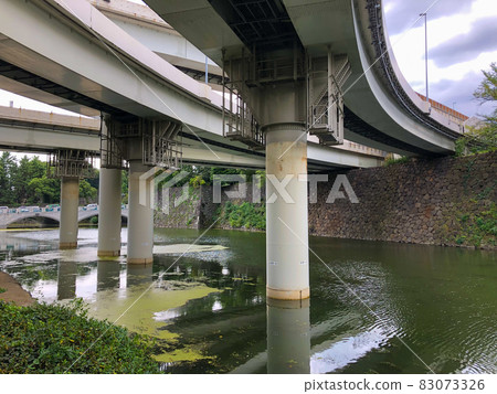 東京江戶城(皇居)首都高速公路上清水護城河 東京江戶城(皇居)首都高速公路上清水護城河 83073326