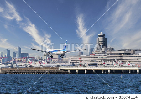 [ANA aircraft landing on Runway A from Ukishimacho Park and Meteorological Observatory Sky Synthesis] 83074114