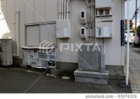 A monument to the site where a simulated atomic bomb was dropped in Tanabe, Higashisumiyoshi-ku, Osaka, and a bulletin board from another angle. 83074329
