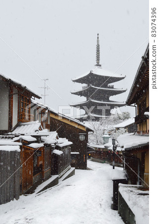 一月的清晨，沿著飄雪的三寧坂，前往京都市東山區的八坂塔。 83074396