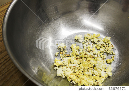 An empty metal popcorn bowl 83076371