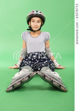 Girl with rollerskates 83076733