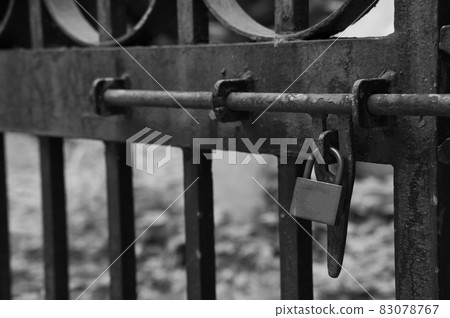 Rusted key 83078767