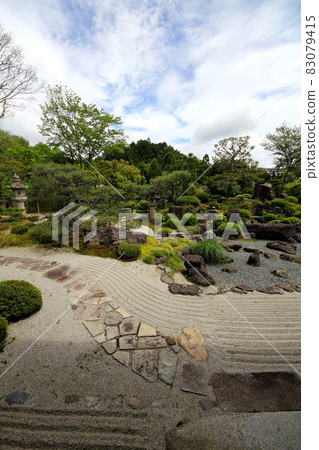 Fresh green Myomanji garden 83079415