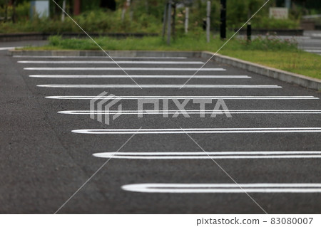 Flat parking lot image 83080007