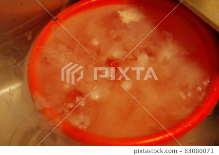 Put dry ice in the washing tub and vaporize it. Put dry ice in the washing tub and vaporize it. 83080071