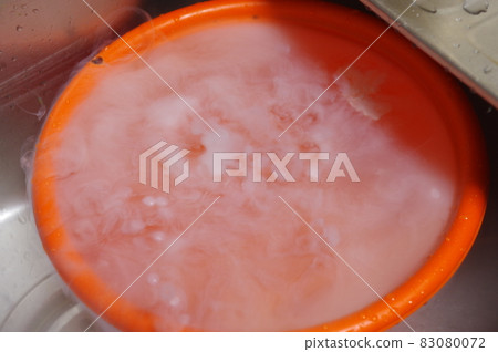 Put dry ice in the washing tub and vaporize it. Put dry ice in the washing tub and vaporize it. 83080072