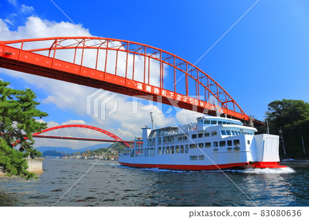 [Hiroshima Prefecture] Ondoo Bridge and ferry under sunny weather 83080636