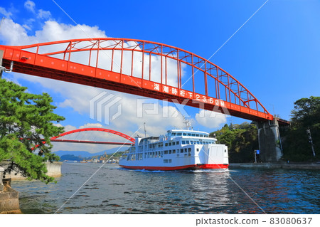[Hiroshima Prefecture] Ondoo Bridge and ferry under sunny weather 83080637
