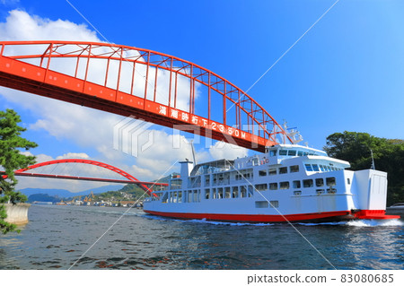 [Hiroshima Prefecture] Ondoo Bridge and ferry under sunny weather 83080685