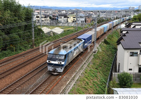 東海道本線的長長的貨運列車 83081010