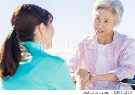 Care senior woman hospital helper carer 83081239