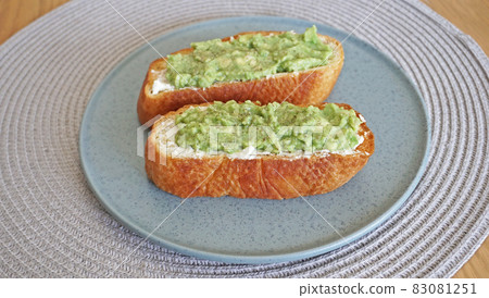 Avocado & cream cheese bread 83081251