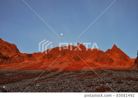 Morgenroth of the Hotaka mountain range seen from Karasawa 83081492