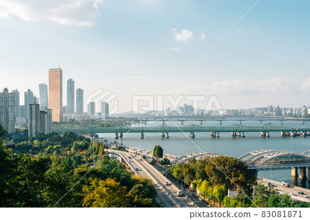 Panoramic view of Seoul city and Han river park in Korea 83081871