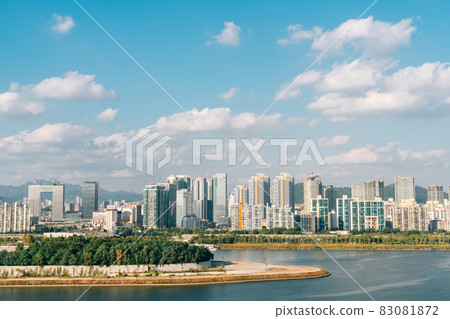 Modern buildings and Nodeulseom island Han river park in Seoul, Korea 83081872