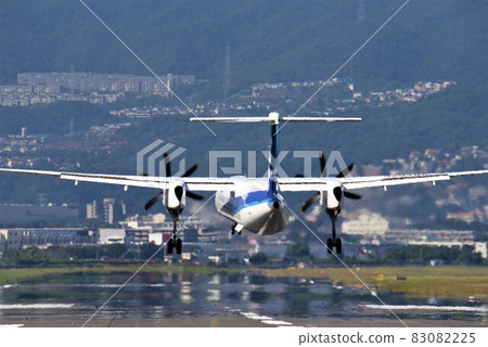 Osaka Airport Senri River Embankment Takeoff and Landing Scene 83082225