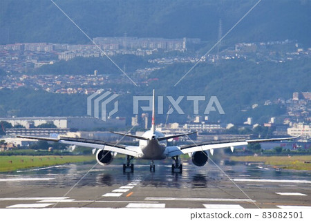 Osaka Airport Senri River Embankment Takeoff and Landing Scene 83082501