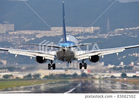 Osaka Airport Senri River Embankment Takeoff and Landing Scene 83082502
