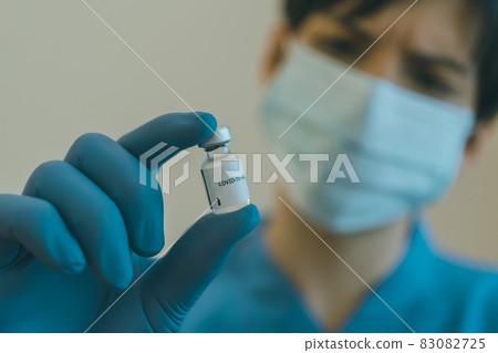 拿著新冠疫苗小瓶的醫護人員 83082725